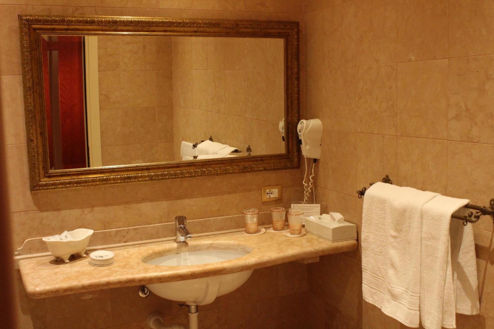 Hotel La Dolce Vita Кавайон-Веронезе Экстерьер фото